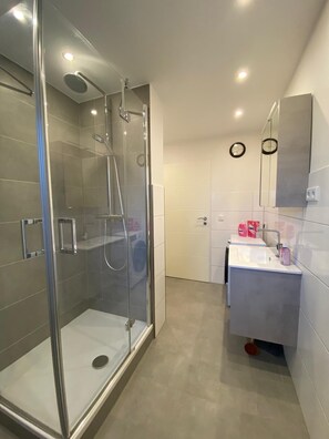 Douche, sèche-cheveux, serviettes fournies, savon