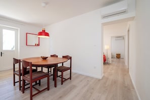 Apartment, Balcony, Sea View | In-room dining
