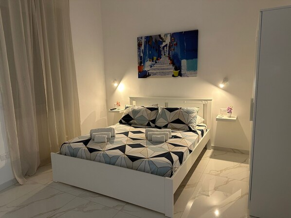 2 bedrooms, desk, WiFi, bed sheets