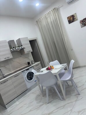 Dining - Vacation home in the heart of Naples newly renovated 2 bedrooms and 2 bathrooms (Napoli)