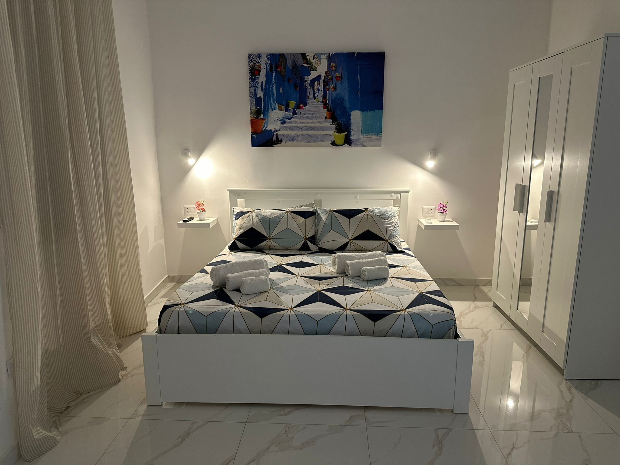 2 bedrooms, desk, WiFi, bed sheets