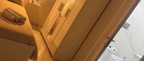 2 bedrooms, desk, WiFi, bed sheets