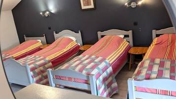 4 chambres, fer et planche à repasser, lit parapluie, Wi-Fi gratuit