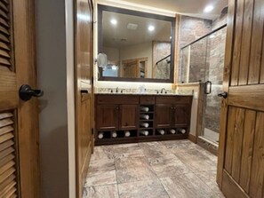 Hair dryer, towels, soap, toilet paper - Cozy cabin resort in beautiful Gatlinburg TN with majestic mountain top view. (Gatlinburg)