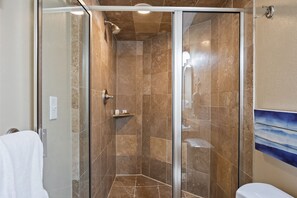 Douche, sèche-cheveux, serviettes fournies