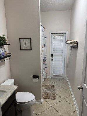 Pyyhkeet, saippua, sampoo, vessapaperi