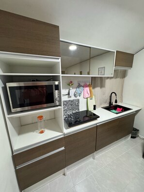 Frigorifero, microonde, forno, pentole/stoviglie/utensili