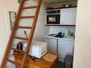 Réfrigérateur, micro-ondes, grille-pain