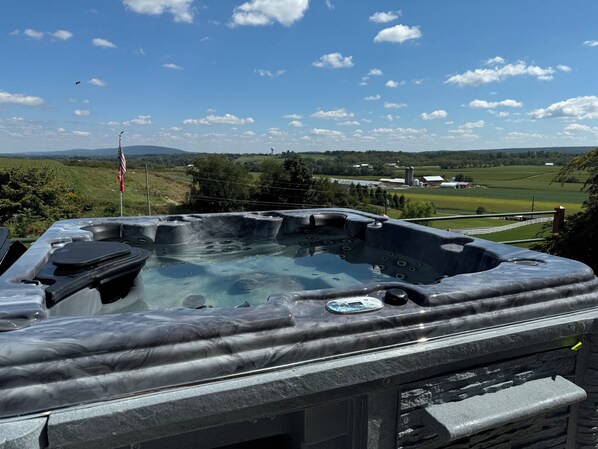 Banyera d'hidromassatge a l'aire lliure