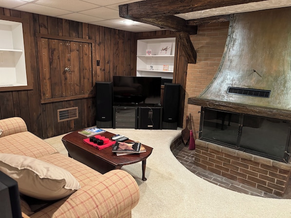 TV, fireplace