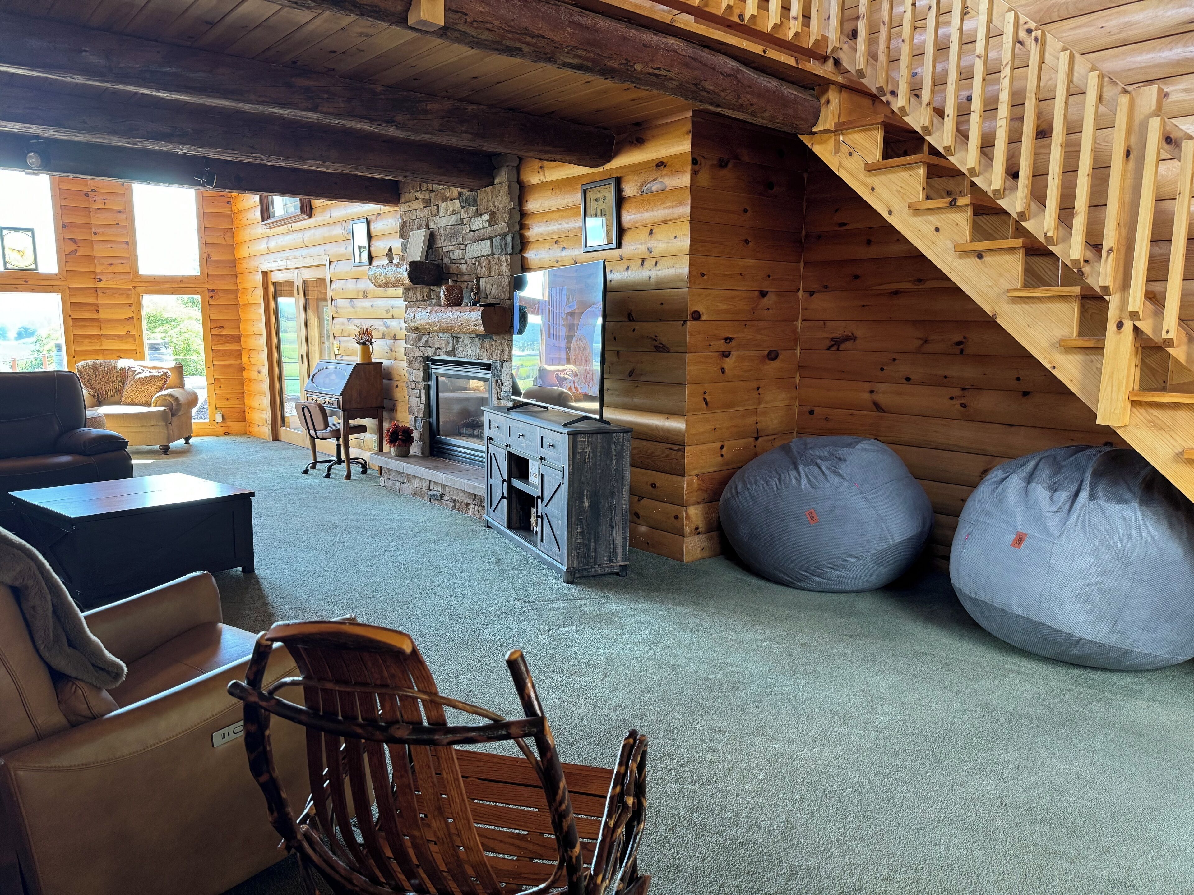 Televisión y chimenea 