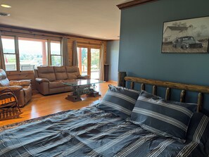 4 bedrooms, iron/ironing board, Internet, bed sheets