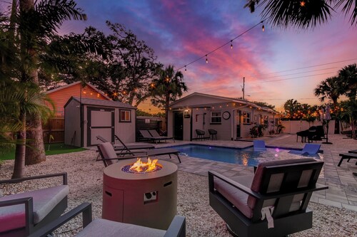 Triplex- 1 Block to the Beach, Heated Pool ,Putt-Putt, bikes, games
