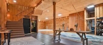 Charming 7-bedroom farmhouse with AC, WiFi in welcoming Honesdale