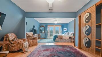 7 bedrooms, WiFi, bed sheets