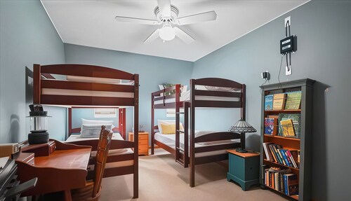 Charming 7-bedroom farmhouse with AC, WiFi in welcoming Honesdale