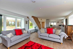 House | Living area - Cottage in Northumberland With Riverside Walks (Peterborough)