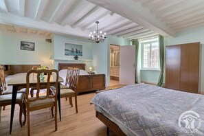 5 Schlafzimmer, Schreibtisch, Bügeleisen/Bügelbrett, kostenloses WLAN