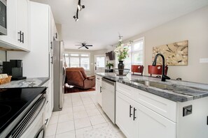 Kjøleskap, mikrobølgeovn, ovn og kokeplater