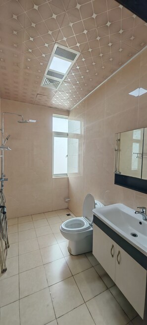 Douche, sèche-cheveux, serviettes fournies, savon