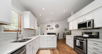 Albatross |Grill |Spacious Yard | Playground |Modern