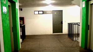 A hallway with green walls, a door labeled 503B, and a sign indicating no smoking. - Furnished apartment in downtown Guadalajara (Guadalajara)