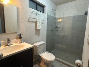 Hiustenkuivaaja, pyyhkeet, saippua, vessapaperi