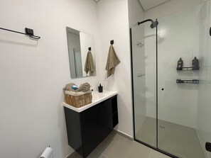 Shower, towels, soap, toilet paper - Beautiful studio with mezzanine in Brooklyn (Jardim das Acacias São Paulo)