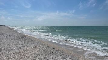 Aan het strand, ligstoelen aan het strand, strandlakens