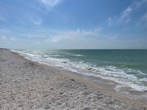 Newly renovated 2-bedroom beachfront condo in Boca Grande with pool, AC & WiFi