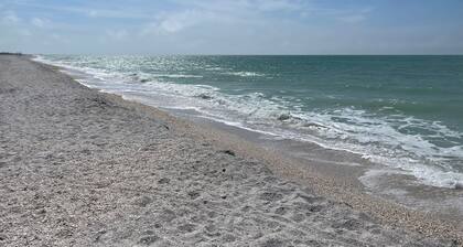 Newly renovated 2-bedroom beachfront condo in Boca Grande with pool, AC & WiFi