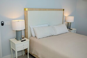 2 chambres, bureau, fer et planche à repasser, lit de bébé portatif