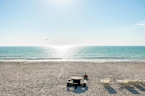 Plage, chaises longues, serviettes de plage