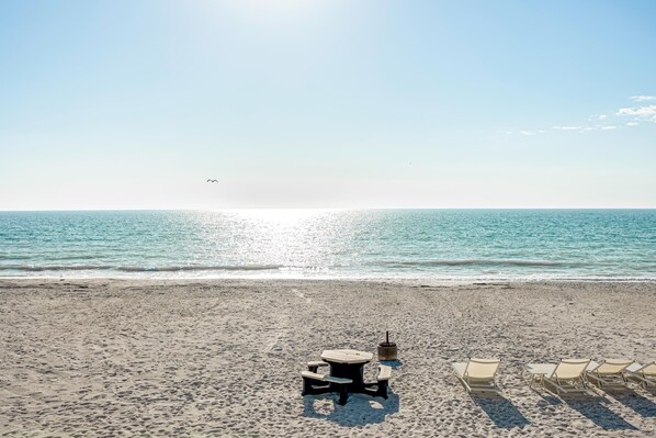 Sur la plage, chaise longue, serviettes de plage