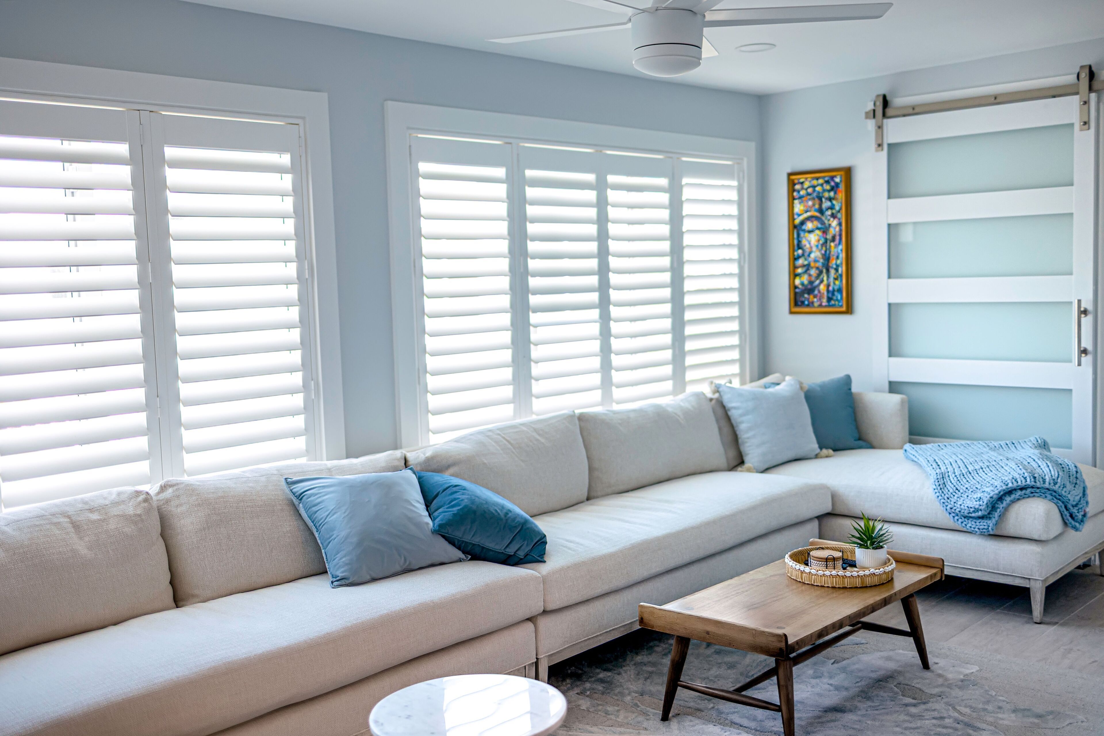 Een smart-tv, boeken en een printer