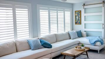 Een smart-tv, boeken en een printer