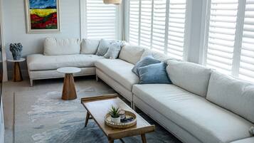 Een smart-tv, boeken en een printer