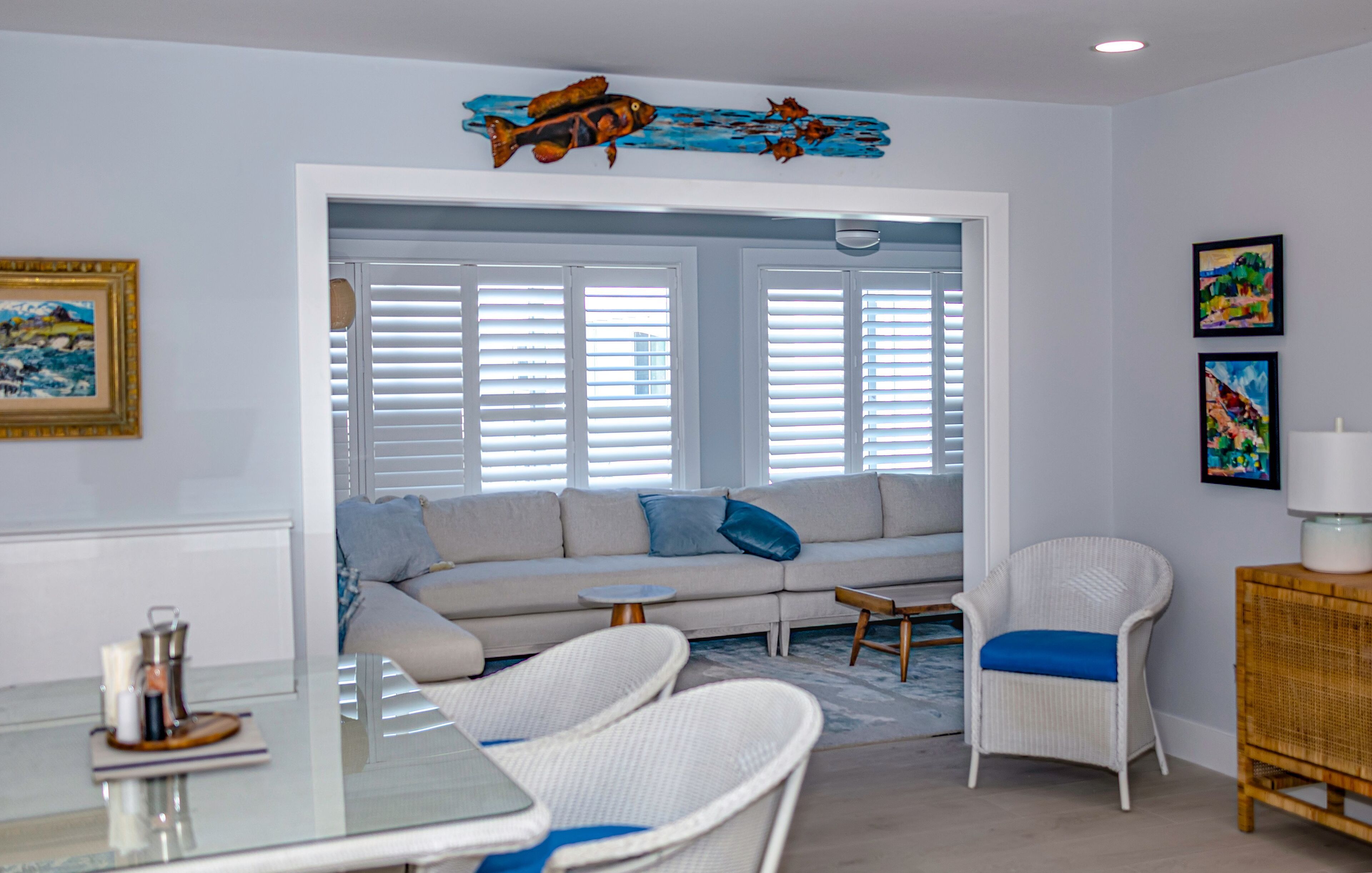 Een smart-tv, boeken en een printer