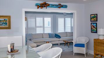 Een smart-tv, boeken en een printer