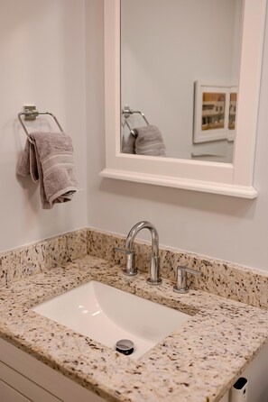 Douche, sèche-cheveux, bidet, serviettes fournies