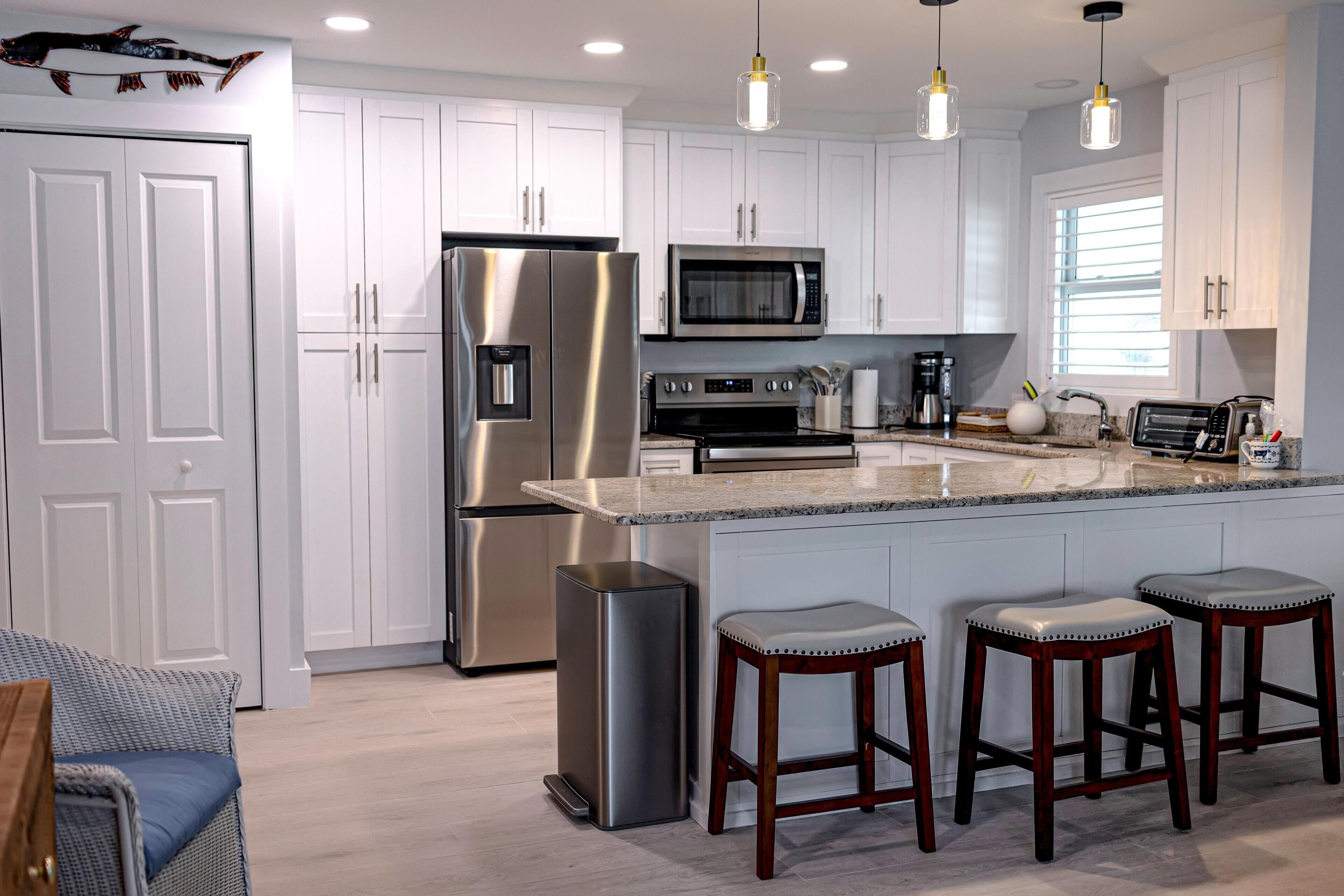 Jääkaappi, mikroaaltouuni, uuni, liesi