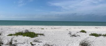 Newly renovated 2-bedroom beachfront condo in Boca Grande with pool, AC & WiFi