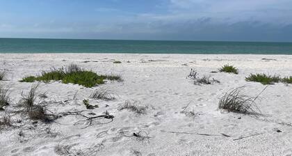 Newly renovated 2-bedroom beachfront condo in Boca Grande with pool, AC & WiFi