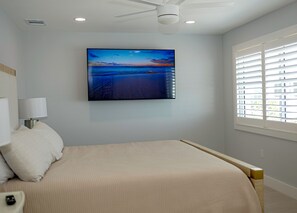 2 chambres, bureau, fer et planche à repasser, lit parapluie