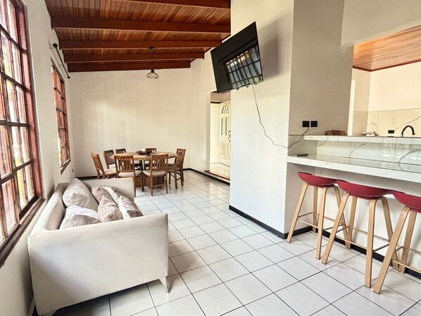 Living area - Charming house 5 min SJO airport with parking in a gated community (Alajuela)