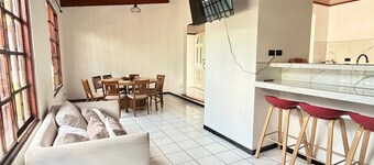 Charming house 5 min SJO airport with parking in a gated community