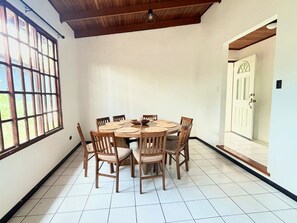 Dining - Charming house 5 min SJO airport with parking in a gated community (Alajuela)