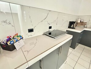 Private kitchen - Charming house 5 min SJO airport with parking in a gated community (Alajuela)