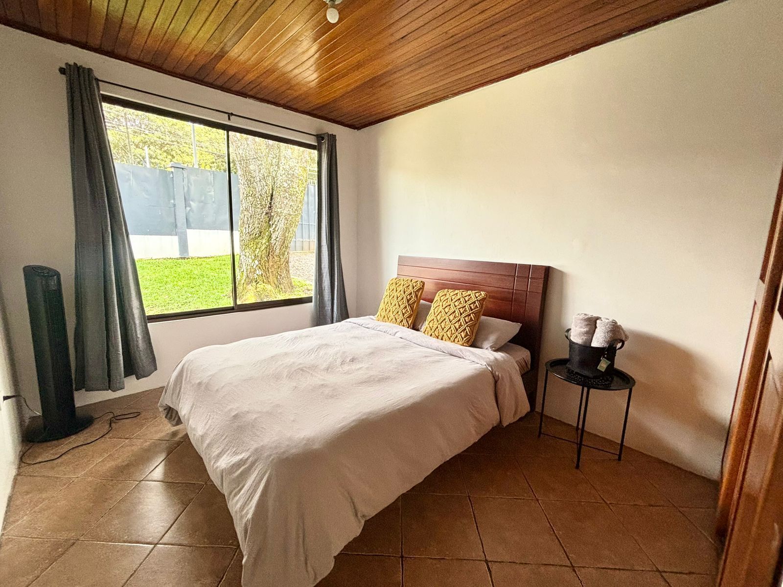 5 habitaciones, tabla de planchar con plancha y ropa de cama 