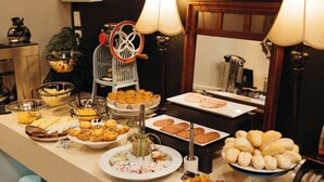 Una mesa de buffet con diferentes alimentos y un espejo.